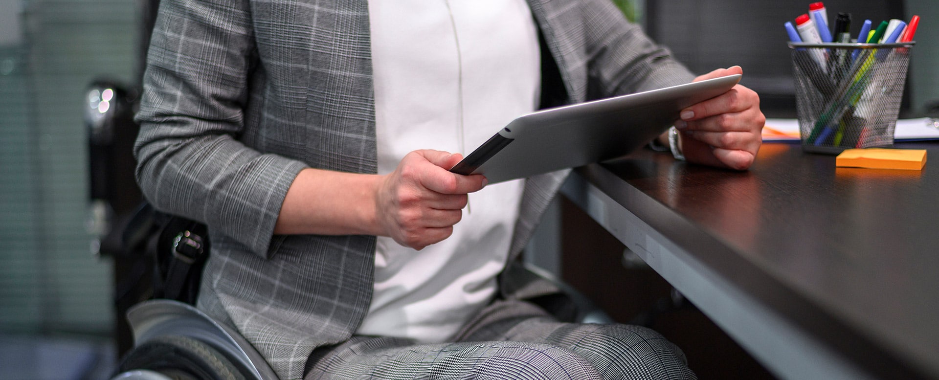 jeune femme handicapee en fauteuil roulant au travail