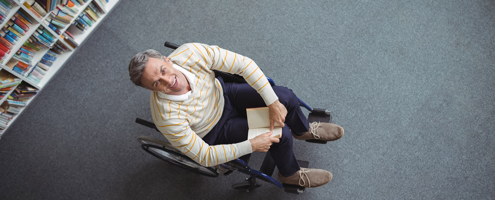 personne handicapee en fauteuil roulant heureuse